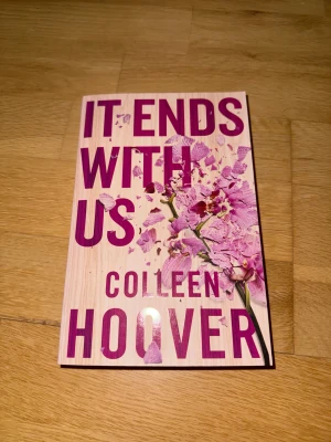 It Ends With Us by Colleen Hoover English - En gripande och personlig roman som utforskar kärlekens kraft och svårigheter. Perfekt för dig som gillar känslomässiga berättelser och vill läsa om relationer som utmanar och berör. Boken har fått lovord för sin djupgående och hjärtskärande handling. 