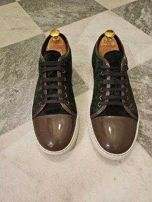 Lanvin Patent Toe Cap UK 7 - Lanvin med glansiga toe capen i storlek 7 (41 EU). Många tycker att dem bärs större.  Köpta på 2nd Street i New York för ett tag sedan. Box och dustbag fick stanna kvar där så kommer endast skor.  Är lite för små för mig så använda väldigt lite. Se bilder för skick. Toe capen helt utan veck. Alltid använt skoblock. Skoplocken ingår inte.  Hör av er vid frågor.