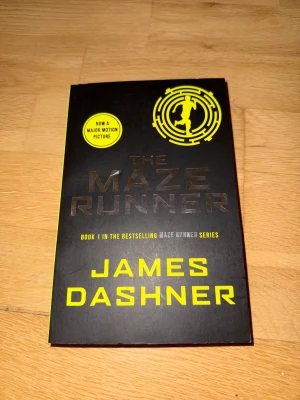 The Maze Runner by James Dashner English - En spännande bok med coolt omslag och dystopisk känsla. Perfekt för dig som gillar mysterier, action och att följa unga karaktärer i utmanande miljöer. Första delen i den populära Maze Runner-serien, nu även som storfilm. Passar dig som vill ha fartfylld och nervkittlande läsning!