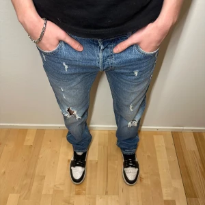 Jack & Jones Jeans - Blå Jack & Jones jeans med slitningar - slim fit/ tim - skick 9/10 - W28 L32 Hör av er vid minsta fundering!