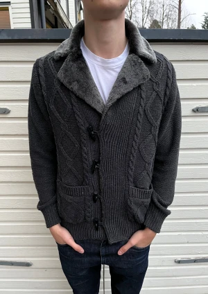 Stickad Cardigan med päls ä - Tja! Säljer nu denna stickade cardigan från Piazza Italia. Skick 9/10 riktigt bra utan synliga defekter. Nypris ligger runt 2500kr men säljs nu för 950kr. Hör gärna av er vid minsta lilla fundering. 