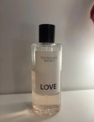 Victoria's Secret Love Mist 250ml - Fräsch och lätt body mist från Victoria's Secret. Perfekt för dig som vill ha en enkel och stilren doft i vardagen. Stor flaska på 250 ml – räcker länge!