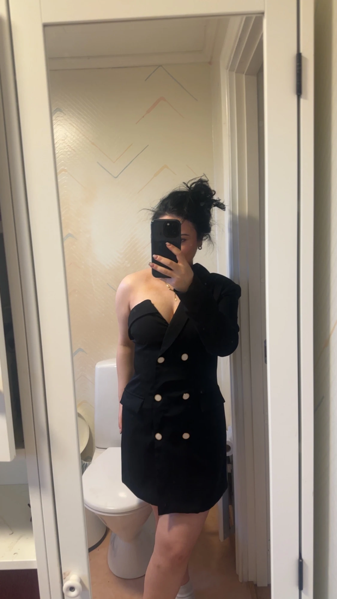 Svart oneshoulder kortklänning