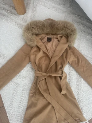 Hollies Beige kappa  - Storlek 36, så gott som ny.