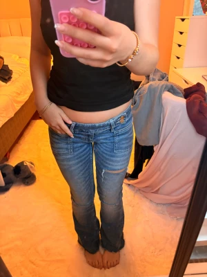 Gina Tricot 14+ pleated flare jeans - Snygga blå bootcut jeans från Gina Tricot med låg midja och slitna detaljer på benen. Är i bra skick förutom att det är avklippta längst ner, så skulle säga att de passar nån som är 155 och neråt. Pris kan diskuteras. Bara att skriva om ni har några frågor eller har några funderingar! Mvh Amanda❣️