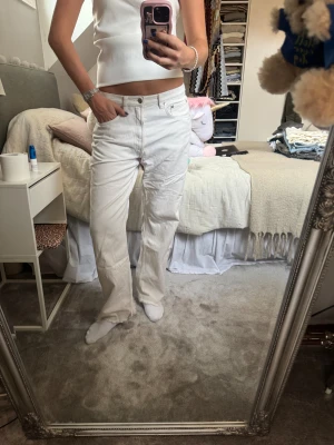 Vita raka, baggy jeans från arket - Säljer ett par vita jeans med rak passform. Byxorna är bagy och så trendiga.  