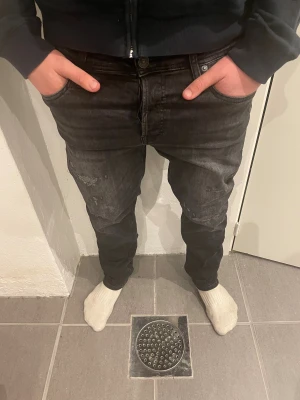 Jack & Jones Jeans - Säljer ett par jack & Jones jeans med schysta slitningar. Jeansen har inget tecken på användning. Storlek W32, skicka privat så kan jag lösa mått. (Modellen är 180) Tveka inte att skriva vid frågor eller funderingar.