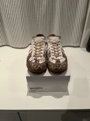 Maison Margiela gats - Säljer maison margiela eftersom att jag har tröttnat på dem nu under hösten. Dem sitter perfekt i Storlek 43 och är riktigt bekväma. 