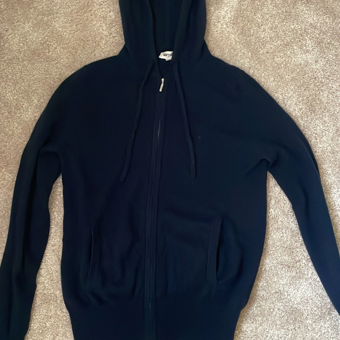 Mörkblå hoodie i kashmir från Soft Goat Storlek xs men sitter som S