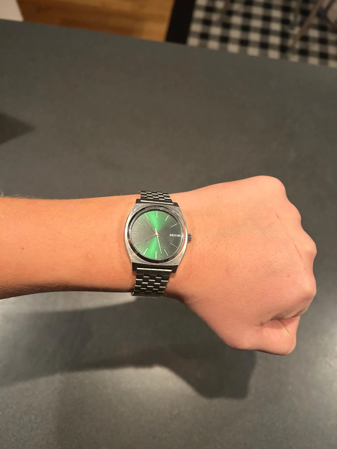 Grön Nixon klocka med metallarmband