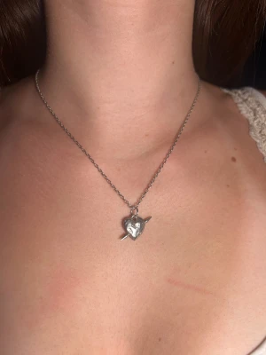 Maria nilsdotter TUVSTARRS Hjärt Halsband - Silver - Fint sliver halsband som passar till allt🥰
