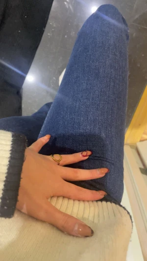 Mörkblå skinny jeans från Gina - Säljer ett par mörkblå flare jeans full length från Gina med klassisk medelhög midja. Jeansen har en snygg, tight passform och är tillverkade i mjukt jeansmaterial med stretch för extra komfort. Perfekta för dig som gillar en stilren look.