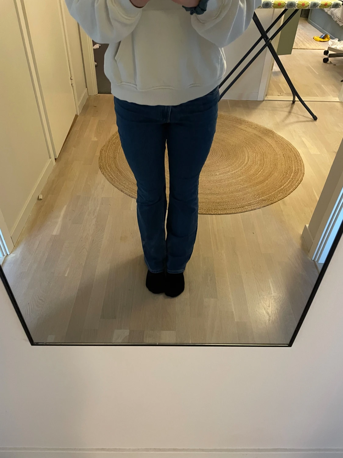 Blå bootcut jeans med låg midja