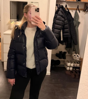 Polo Ralph Lauren jacka - Säljer den populära jackan från polo ralph lauren som inte säljs längre. Marinblå. Jag är 164 som referens. Väldigt bra skick! Barnstorlek är XL men skulle säga att den passar en xs.