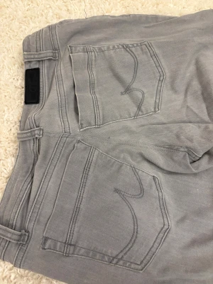 LTB -  Säljer mina LTB jeans i modell valerie. Byxorna har en fläck på baksidan som man kan se på bild 4,dom har även lite små fläckar men inget man lägger märke till💕