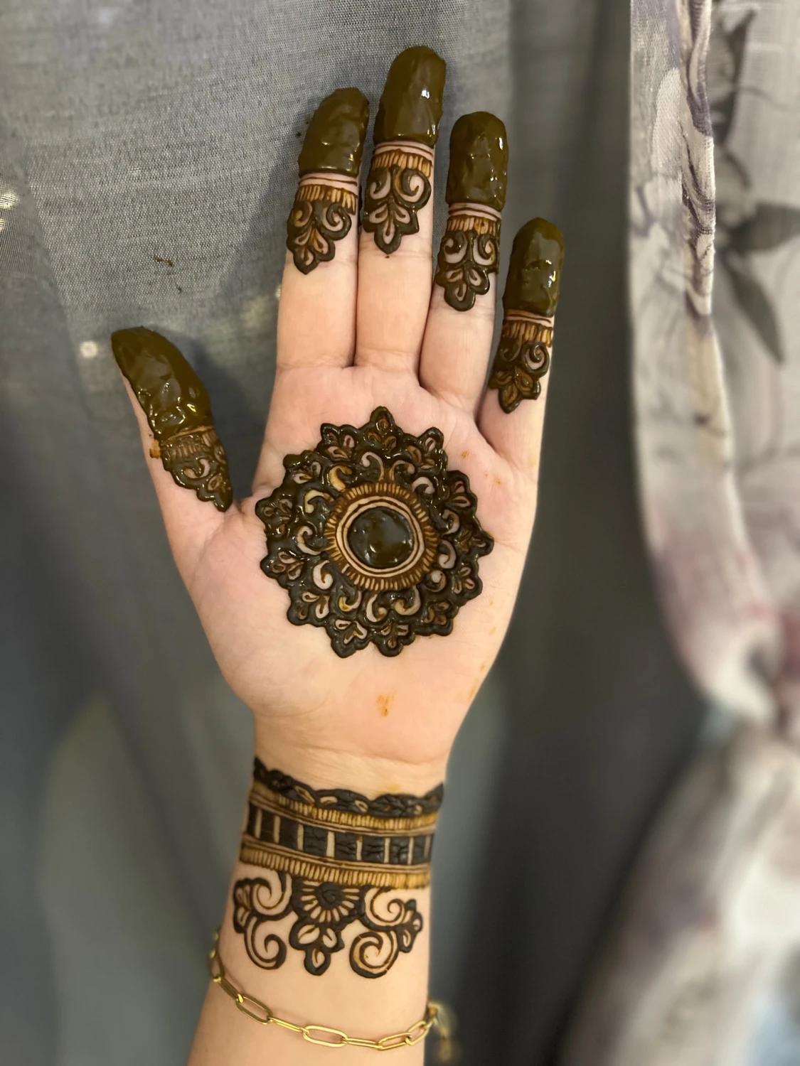 Brunt henna-armband med blommönster - 2