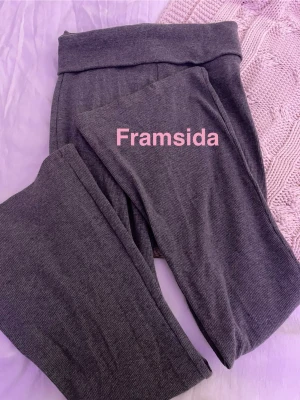 Gråa yoga pants ribbade - Gråa ribbade yoga pants i stl 152 11/12 år. Knappt använda. Mycket bra skick, inga tecken på användning. Byxorna är köpta från Lindex.