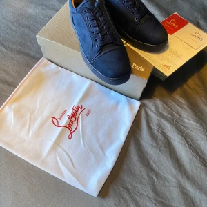 Christian Louboutin skor i storlek 42. - Den är i storlek 42, dvs 27cm i längd och 9cm bred. Allting tillkommer på bilderna -> Dustbag kvitto och lådan med kommer. Priset är ej hugget i sten. Vid snabb affär kan priset diskuteras! 