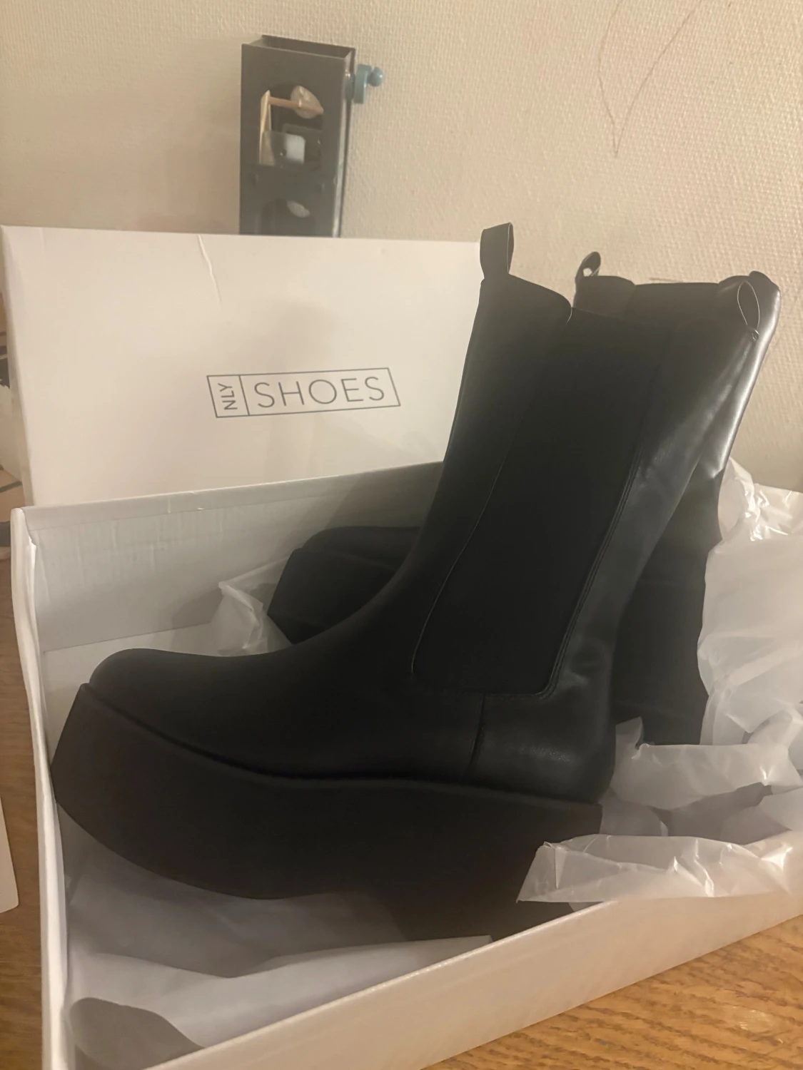 Svarta plattform boots från NLY Shoes - 1