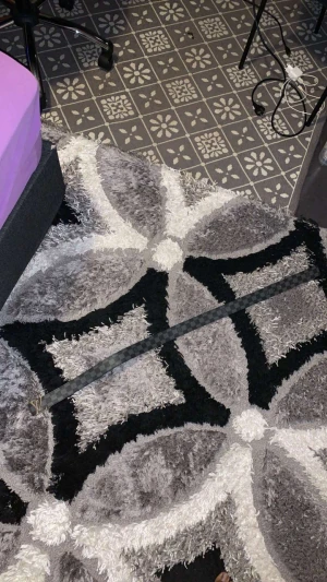 Svart rutigt bälte i skinn - Snyggt svart bälte med diskret rutigt mönster. Bältet är smalt och har en klassisk design som passar till jeans eller kostymbyxor. Tillverkat i skinn för en stilren och tidlös look.