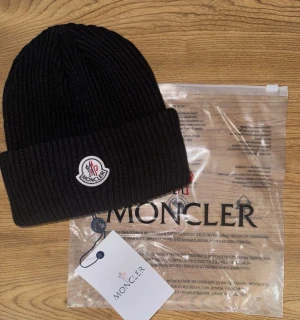 Moncler mössa - Hej👋 säljer min nya moncler mössa. Priset kan diskuteras om det är något du undrar bara skriv.