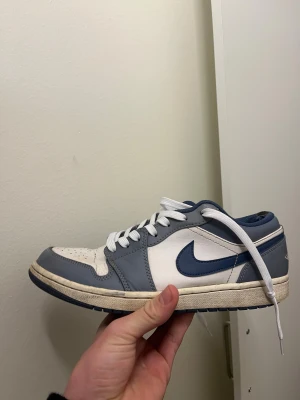 Nike Jordan 1 Low blå och vit - Hej! Säljer EN sko som TILLHÖRDE Haste17. Storlek 42 och den är bra