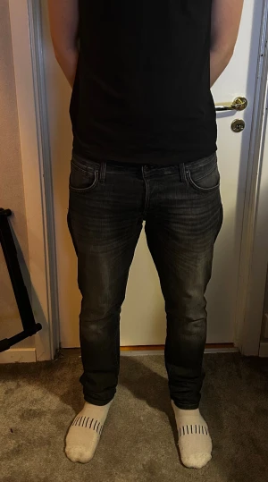 Jack and Jones jeans slimfit 33/34 - Ett par schyssta jack and jones jeans, strlk 33/34. Modellen på bilden är 192cm och väger 82kg. Lite små på honom. Modell slimfit glenn. Köpta för 900. Pris kan diskuteras