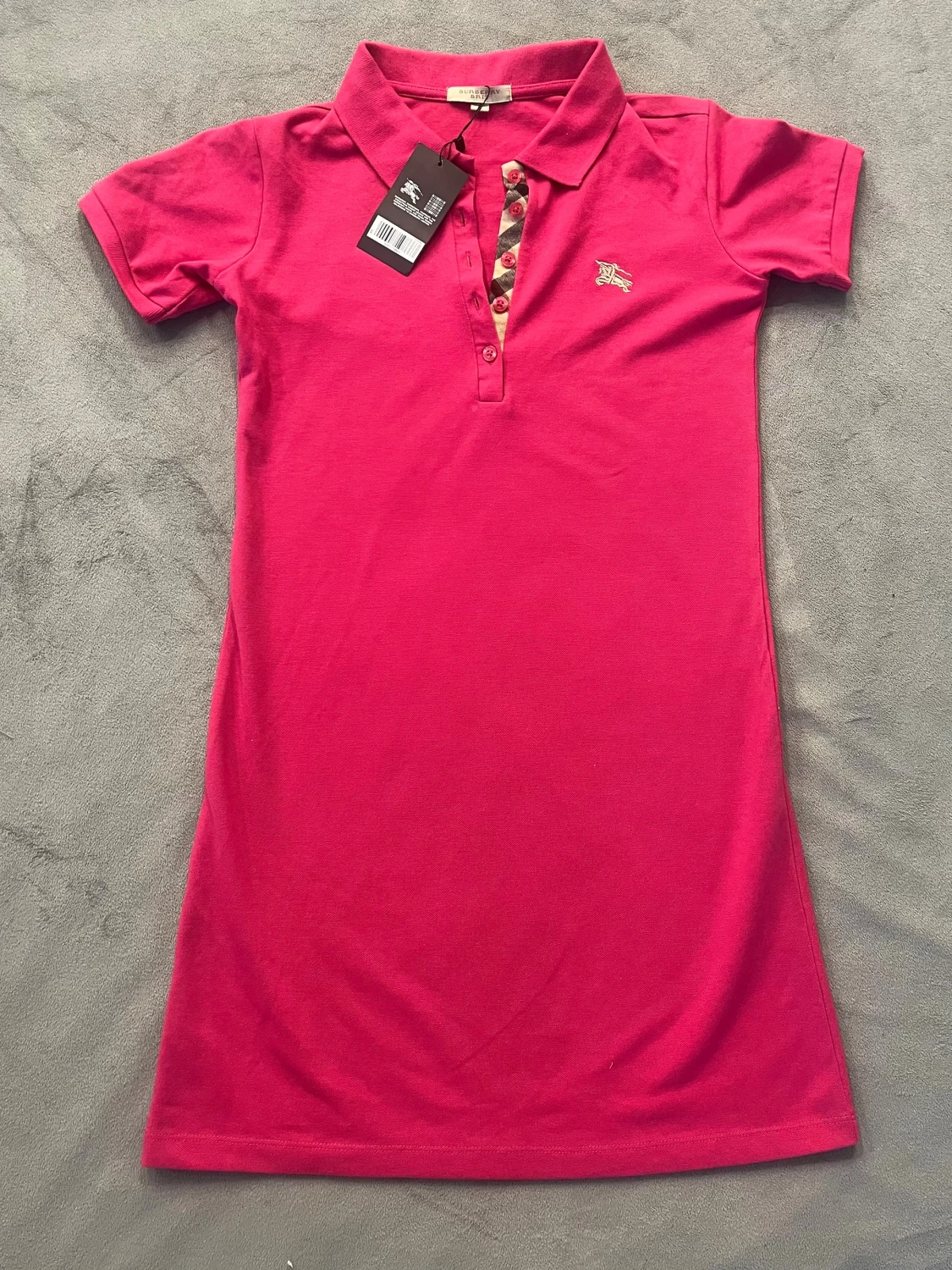 Rosa kort pikéklänning från Burberry