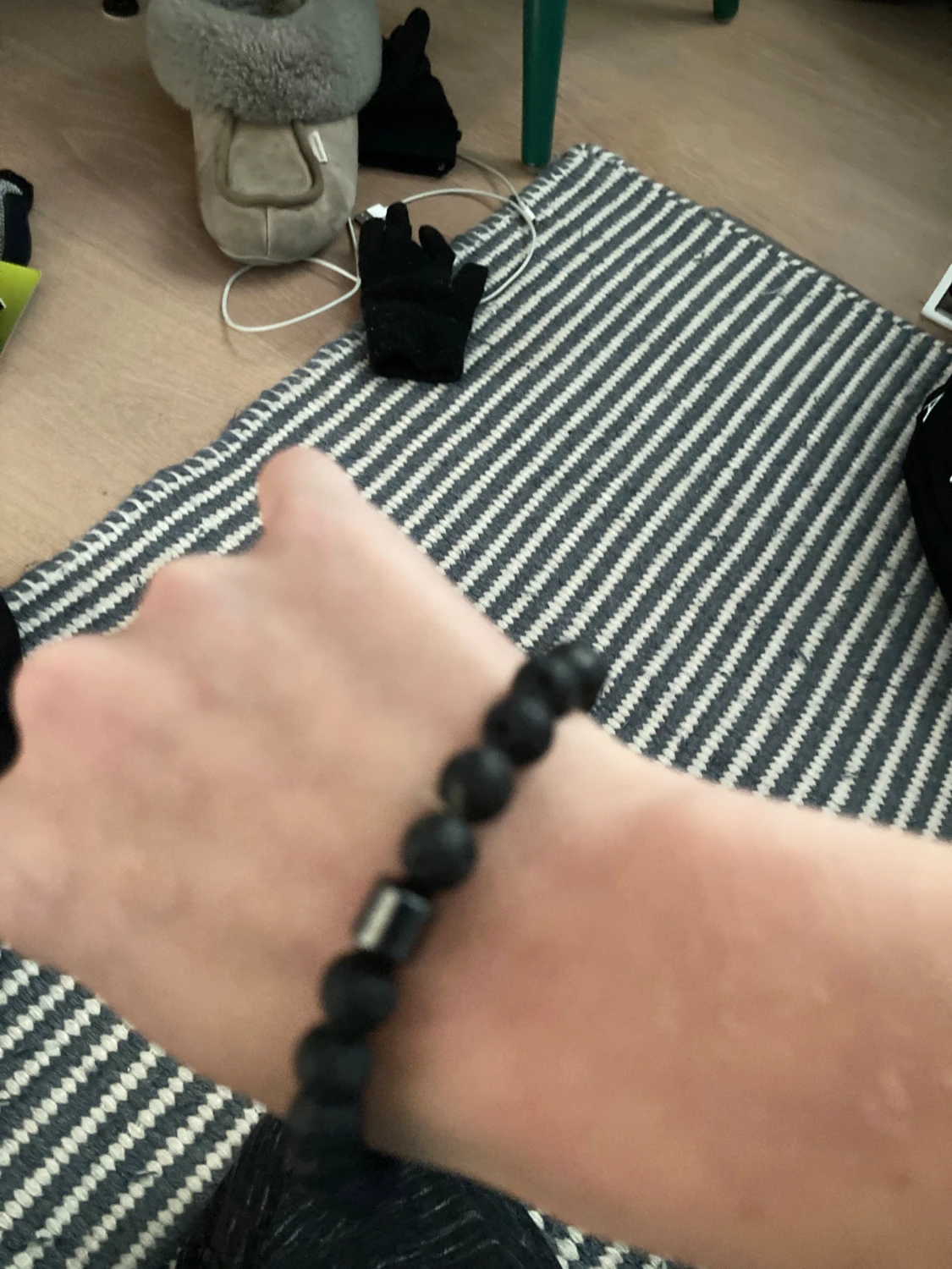 Svart pärlarmband med cylinderdetalj