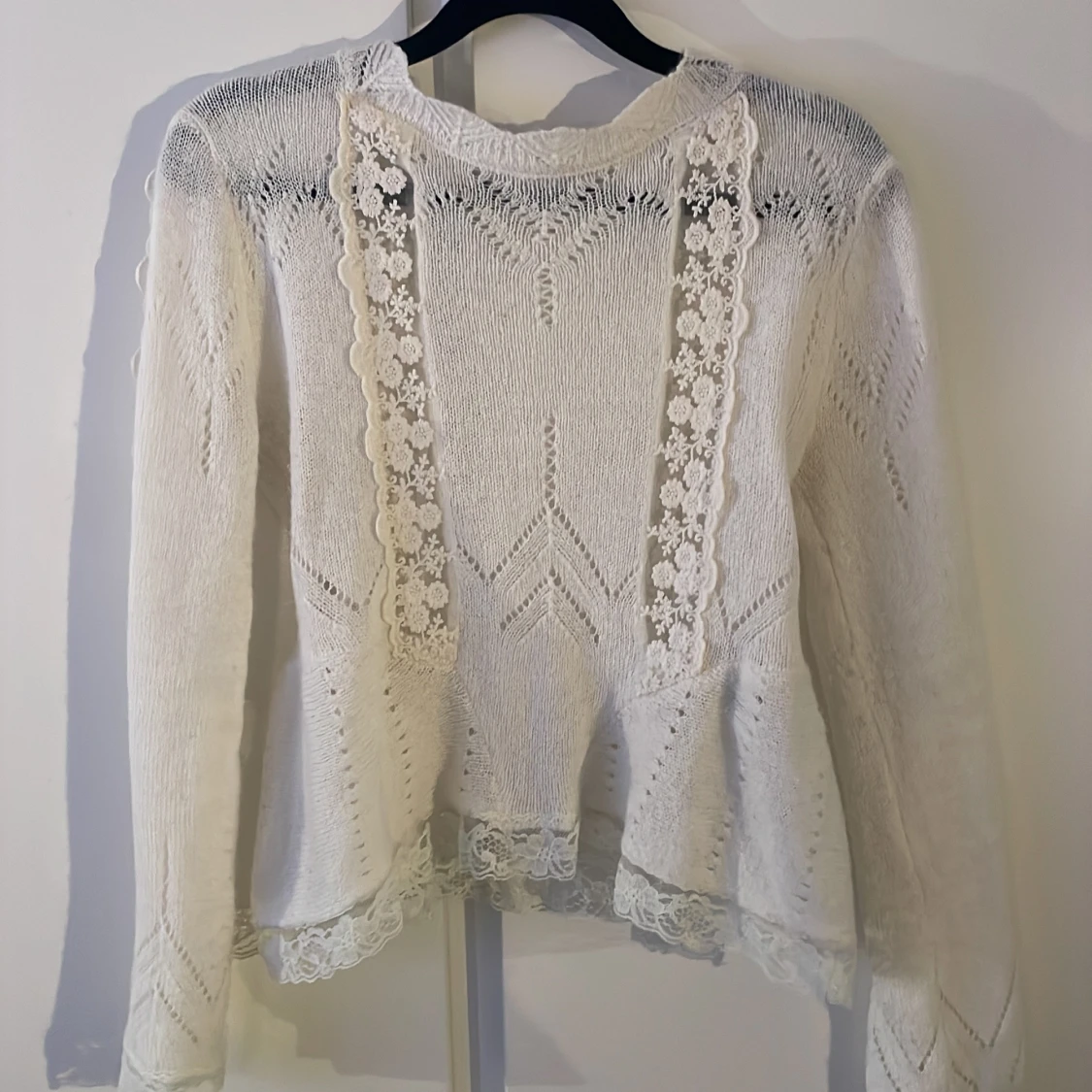 Vit stickad tröja med spetsdetaljer