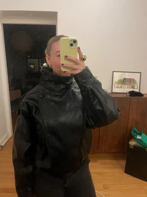 Zara bikerjacka - Säljer den virala och slutsålda jackan från Zara. Endast använd vid ett tillfälle! Nyskick. Jag bär normalt storlek S-M och passar mig bra! 