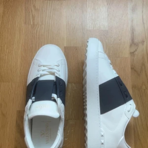 Valentino Garavani Open sneakers  - Snygga Valentino Garavani Open sneakers i vitt skinn. Utan box. Pris kan diskuteras. Tar emot bytesförslag!