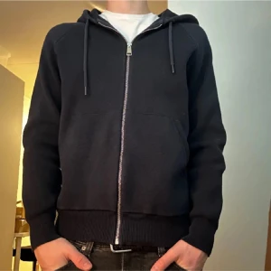 Stickad hoodie - Stickad hoodie ifrån zara, jag på bilden är 180❕hör av er vid fler funderingar 