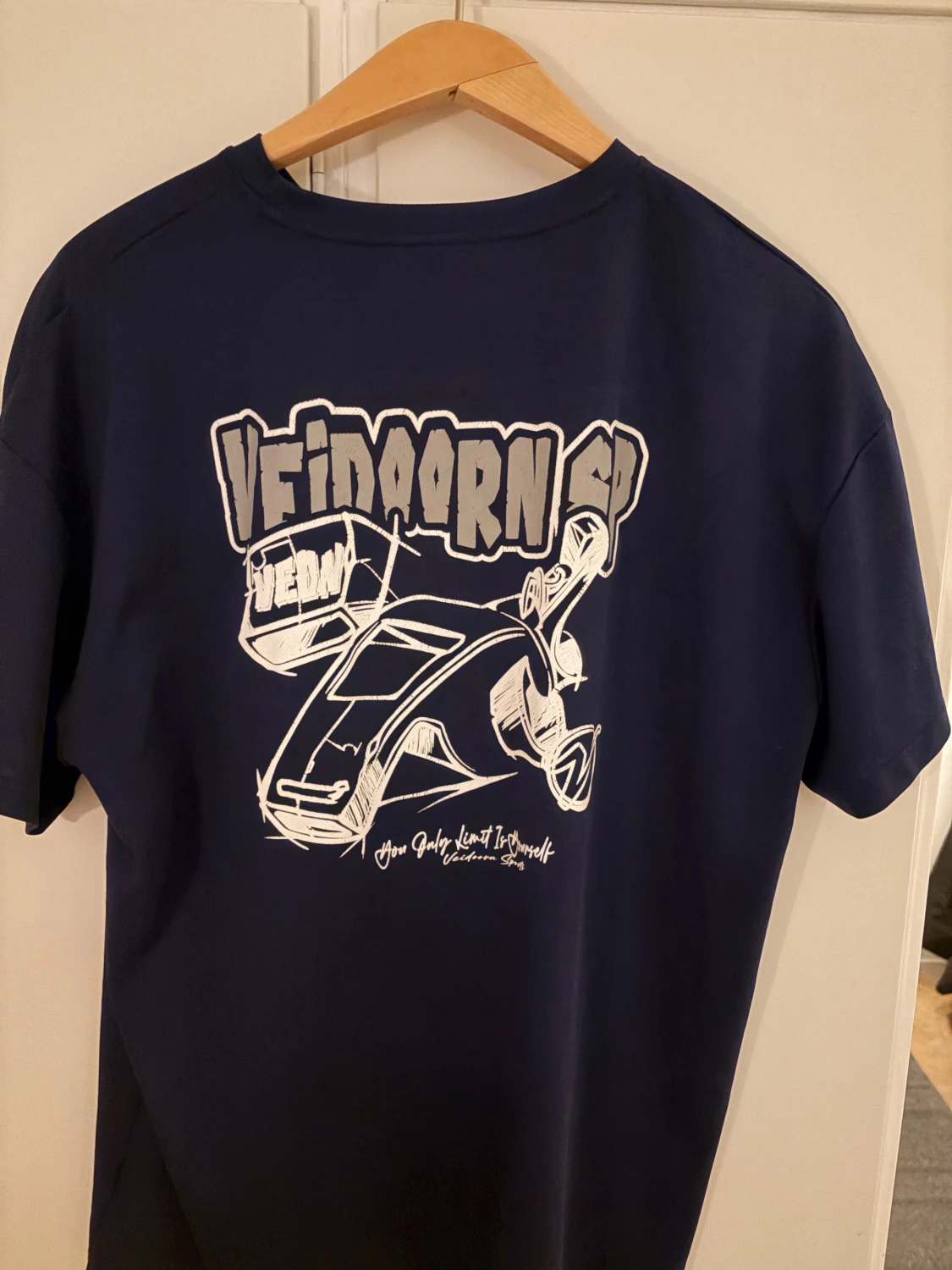 Mörkblå t-shirt med grafiskt tryck