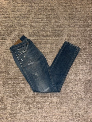 Dondup George  - Hej jag säljer ett par Dondup George jeans i riktigt snygg blå färg med väldigt unika slitningar perfekt för dig som vill ha ett par kvalitetsjeans med grym passform. Nypris ≈ 3000kr, mitt pris 599kr.  Skick: 8/10 endast defekt i skrevet då det är ett hål men går lätt att sätta lapp på insidan Storlek: W31 Midja: 40cm Lår: 23cm Ytterlängd: 104cm Innerlängd: 80cm  Skriv gärna om du vill ha fler bilder eller har frågor!