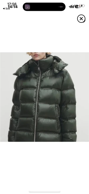 Massimo dutti vinterjacka - Säljer en mörkgrön pufferjacka med hög krage och breda, quiltade sektioner. Jackan har dragkedja framtill och en riktigt chill oversized look. Perfekt för kalla dagar när du vill vara både varm och snygg.