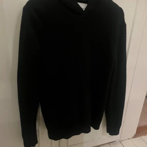 Svart hoodie i merinoull från Vailent - Svart hoodie i mjuk merinoull köpt på Carlings. Storlek xs men stor i storlek. Passade mig runt 180  