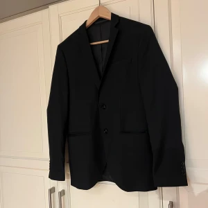 Svart kavaj  - Svart herr kavaj från Jack & Jones Premium i storlek 44 (Small). Använd enstaka gång. Nypris 1300kr