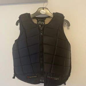 Race Safe ridväst - Fin Race Safe väst i stl: Child Large. (Se fjärde bilden för att kunna se ett litet slitage på den, syns inte mycket