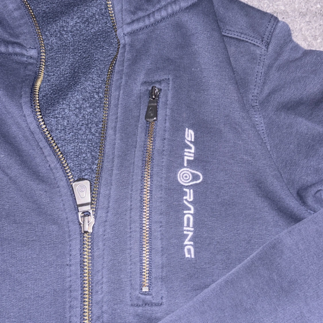 Mörkblå hoodie från Sail Racing - 1