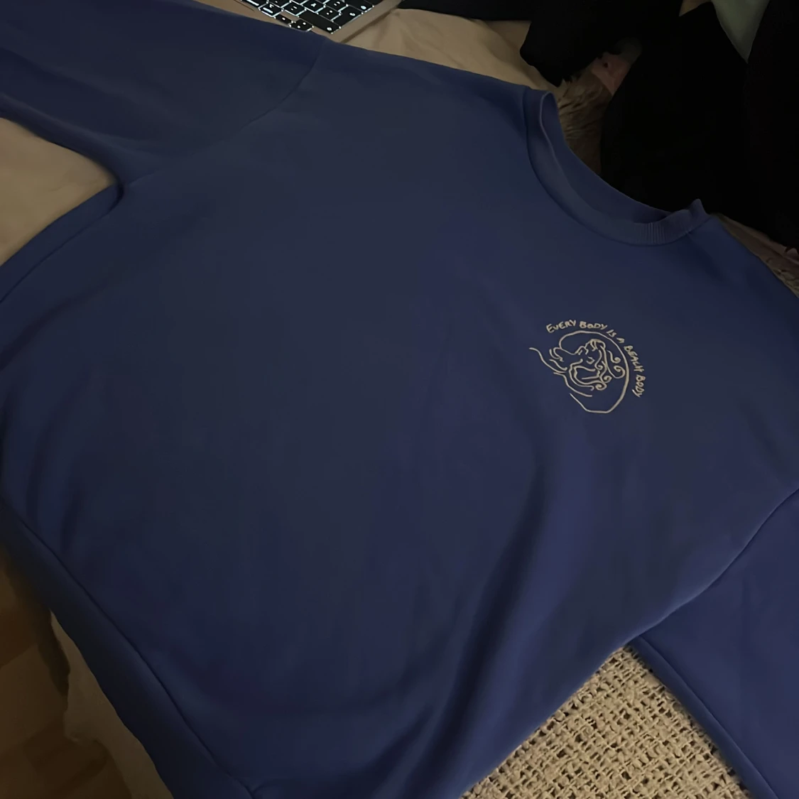 Blå sweatshirt med tryck