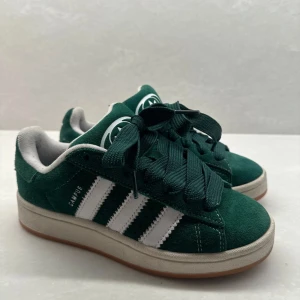 Adidas campus 💕 - Adidas campus i storlek 36, de har gått hål i hälen men jag har satt ditt häl lappar så de funkar som nya. Fixar gärna fler bilder 