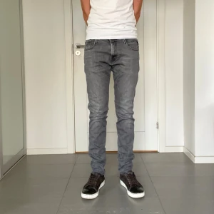 Replay Anbass jeans  - Säljer nu dessa Replay Anbass jeans som är i bra skick bortsett från ett mini slitage, W32 o L34, skriv för fler bilder/frågor🙌🏼