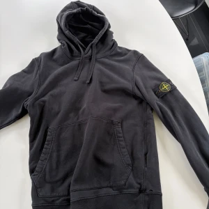 Stone Island hoodie - Hoodie från stone island i storlek S/M som inte passar längre. Lite sleten men gör jobbet