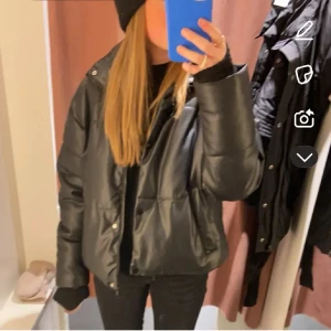 Svart pufferjacka  - Säljer denna jättenajs vinterjacka från Zara, lite sminkskallar vid kragen( som säkert kan tvättas bort) annars jättefint skick!💞💞💞