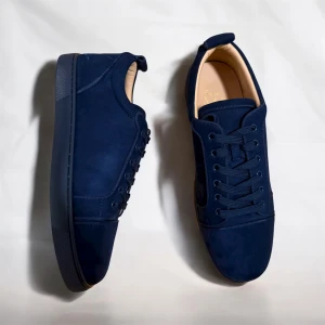 Christian Louboutin sneakers – mörkblå - Säljer ett par äkta Christian Louboutin sneakers i mörkblå mocka, storlek 43. Endast provade, i nyskick. Klassisk röd sula, originalkartong och dustbag ingår. Exklusiva och svårfunna skor till ett bra pris. Först till kvarn. Jag skickar snabbt efter betalning.  Pris: 1549 kr