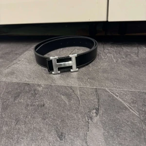 Svart H-ermes bälte med H-spänne - Helt ny 110cm skriv om frågor