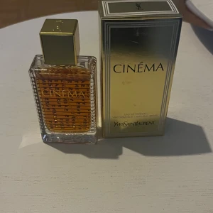 YSL Cinéma Eau de Parfum 50 ml - Yves Saint Laurent Cinéma Eau de Parfum med lyxig guldig förpackning. Perfekt för dig som vill sticka ut och addera glamour till din stil. 