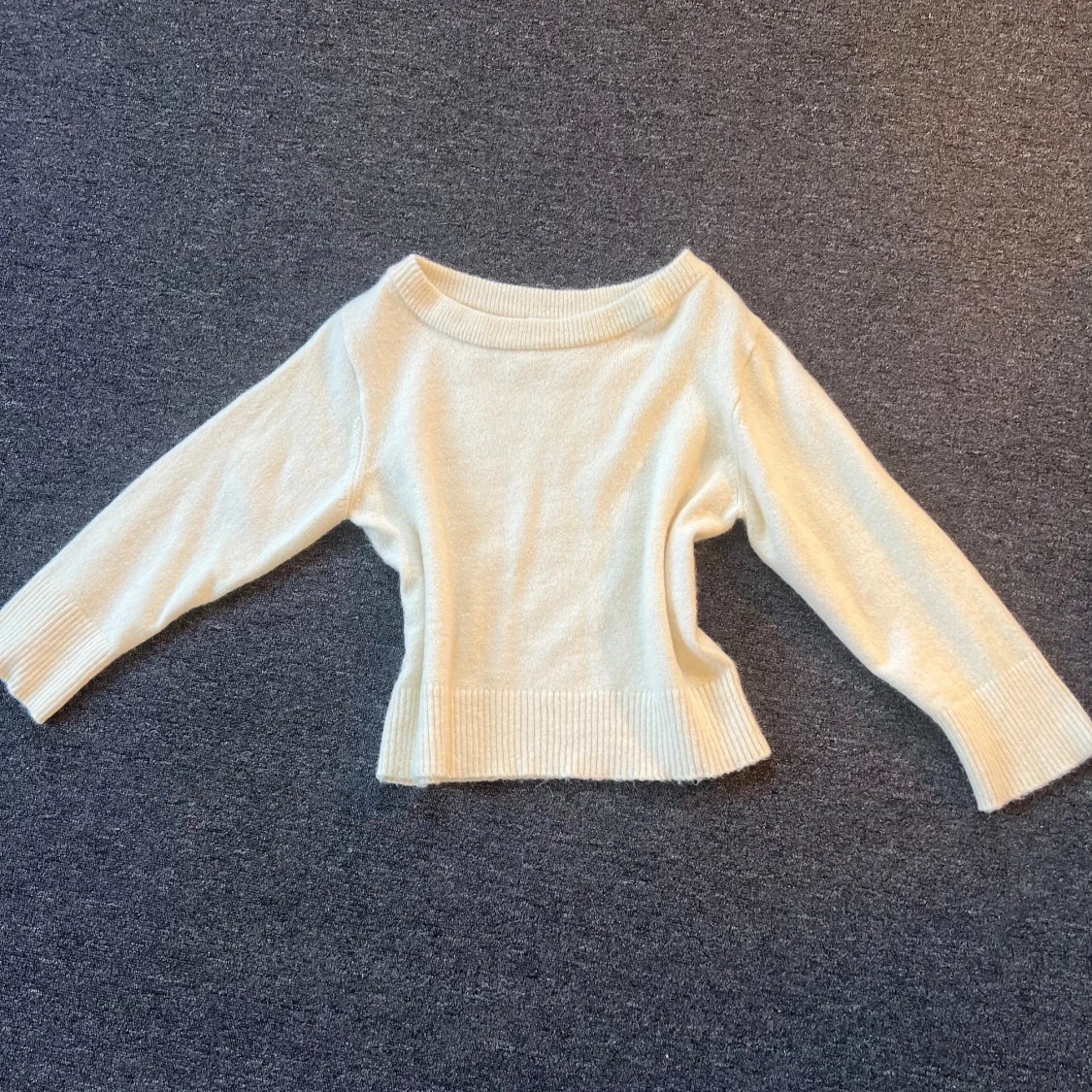 Offshoulder cremevit stickad tröja - 3