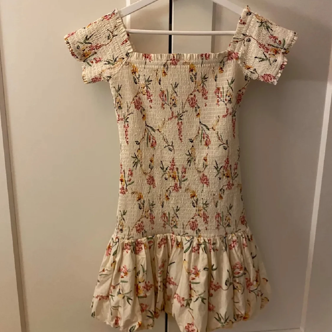 Blommig off shoulder klänning - 1